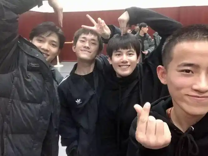 易烊千玺室友晒寝室四人照和班级集体照,男生当中千玺几乎是最矮