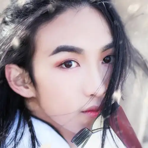 雪飘带折扇白衣男生头像唯美古风真人头像