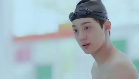 赖冠霖的腹肌打几分?前排围观梁又年游泳