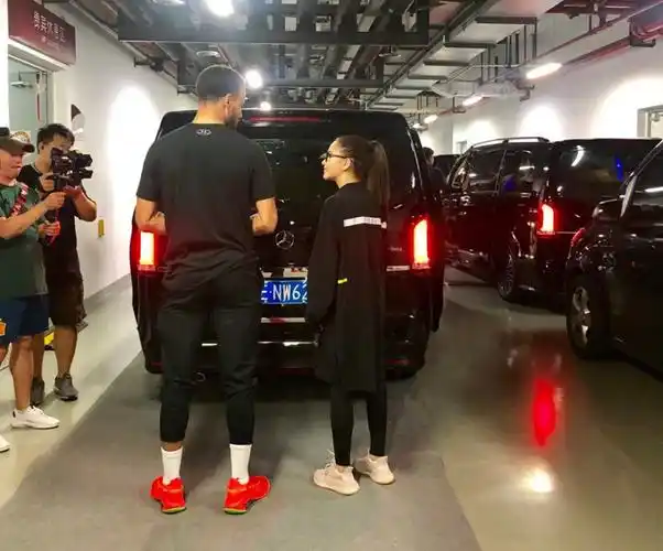 昆凌晒与库里的甜蜜合影结果引周杰伦吃醋看到我都没那么开心