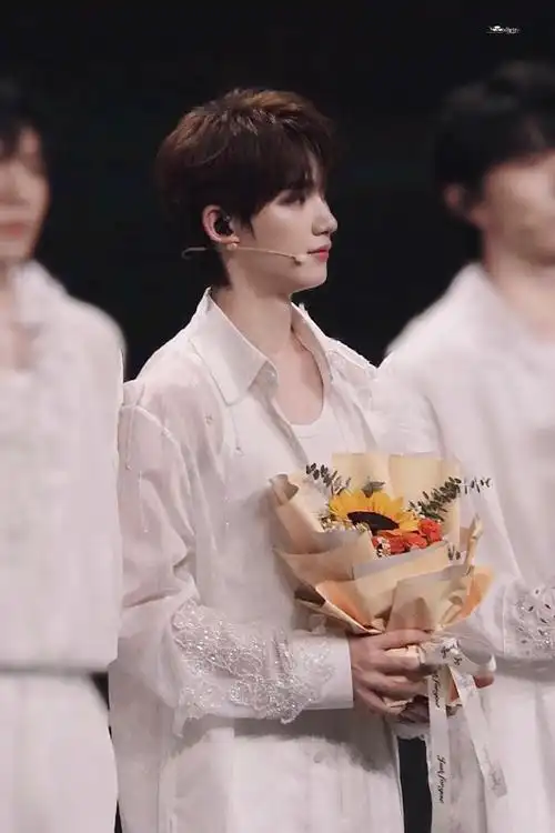 丁程鑫超话96#丁程鑫微博音乐盛典#怪美的@时代少年团-丁程鑫