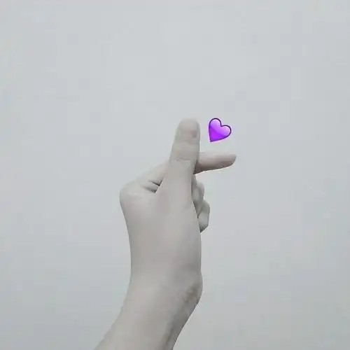 韩国比心手势手机上操作请先点击保存图片,在微信中扫一扫,选择图片