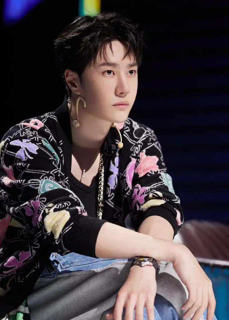 组图:王一博最新写真释出帅气潮酷 印花外套搭绿色方巾动感十足