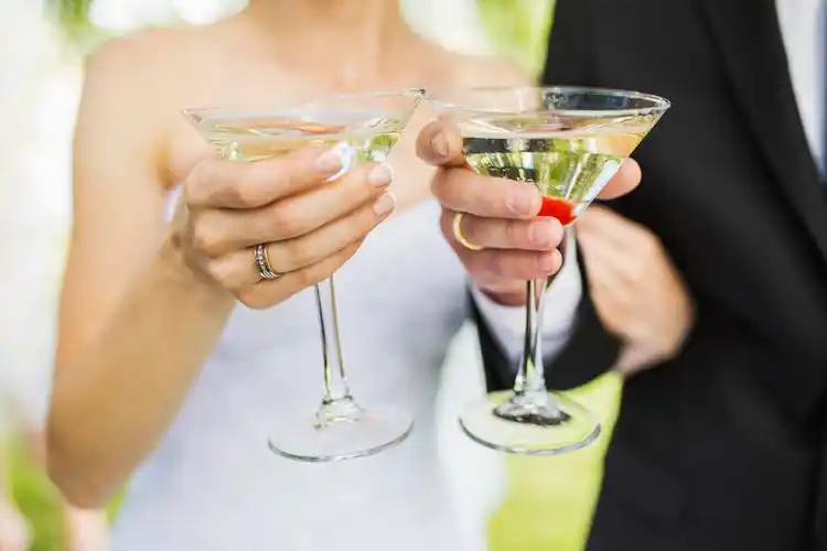 关键词:交杯酒高清摄影图片下载,新娘,新郎,鸡尾酒,交杯酒,婚庆,结婚