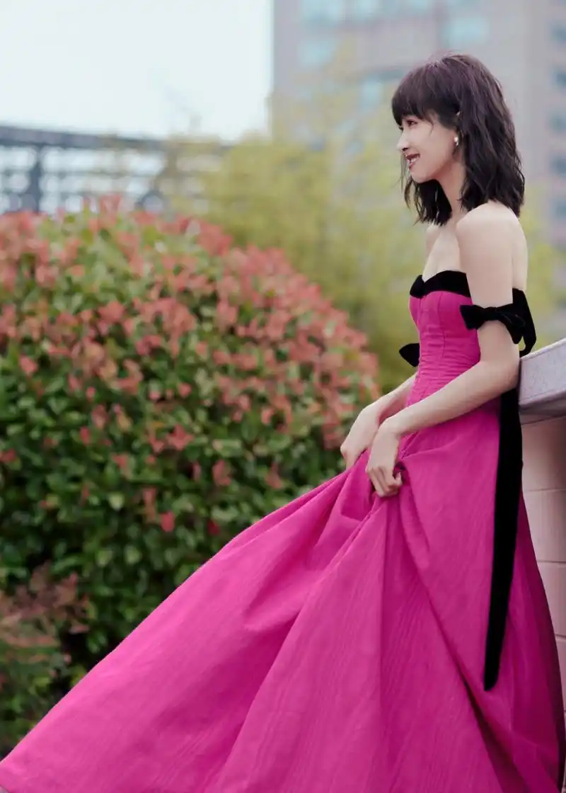 宋茜# 一袭玫红色抹胸露背礼裙,清纯甜美的容颜,窈窕曼妙的身材,前凸