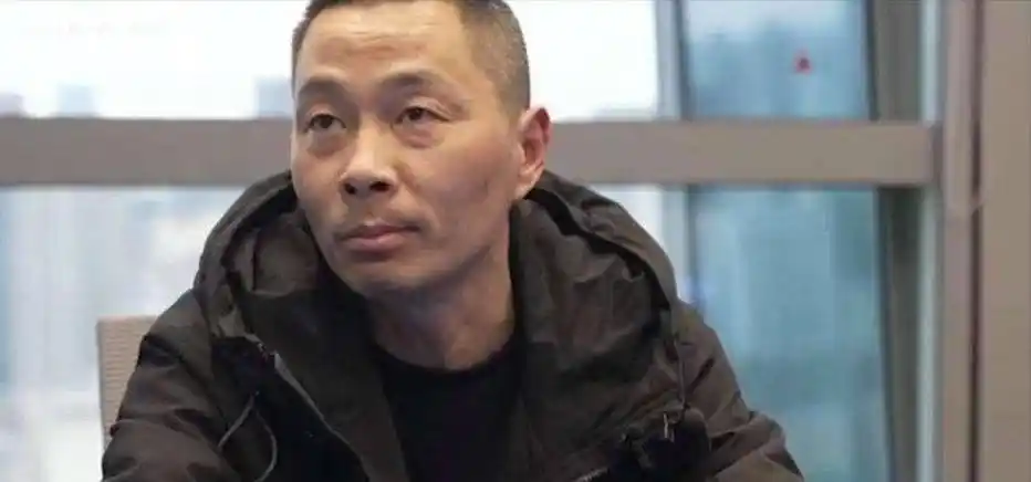 然而就在2020年6月,洪峤甚至还跟李倩月见了家里