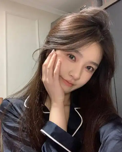 国产少女小何同学,娇憨可爱,甜美无比,无辜眼神惹人怜爱