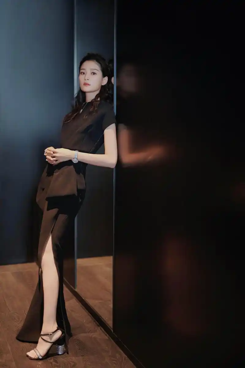 王媛可最新美图曝光 "小腰精"变身时尚icon