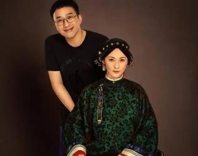 本以为朱茵已经够美了,看到她与蒋勤勤合照后,才明白啥叫差距_琼瑶