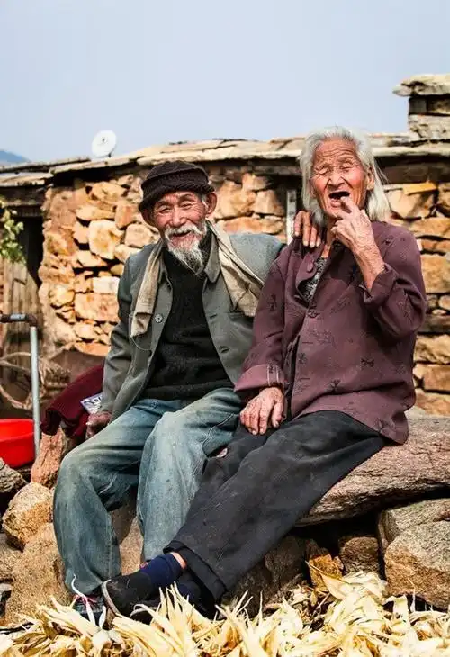 农村八旬老夫妻住荒山40年虽无儿无女称只要有彼此就足够了