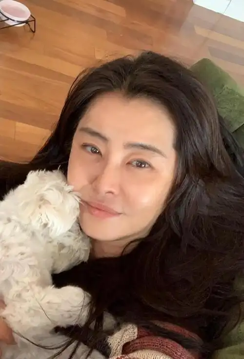 王祖贤57岁生日晒素颜近照, 长发温柔,知性美娴静展现|娱乐圈|素颜照