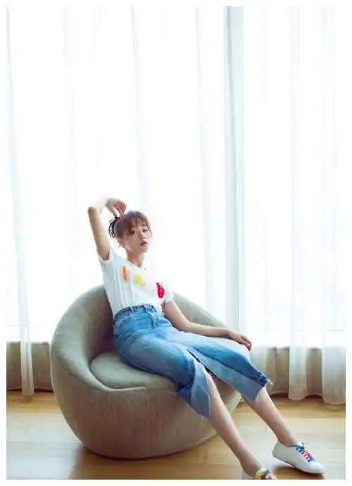 30岁蓝盈莹终于放开了,黑色抹胸裙开叉到大腿,配红唇性感大气