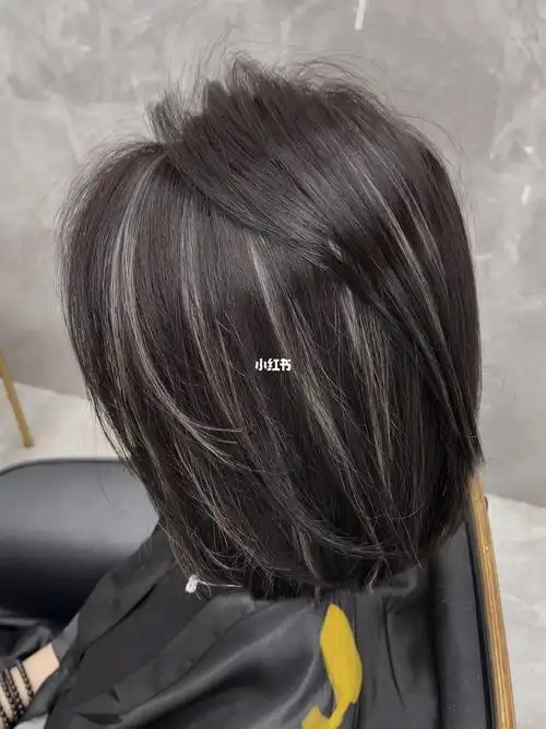 以挑染的方式制造深浅, 并借由深浅带出光影变化增加头发的立体感!