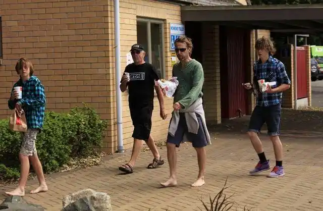 新西兰独特的"光脚"文化,多数人出门不爱穿鞋,始终光着脚丫