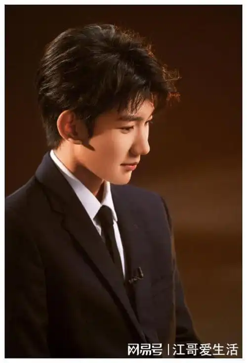 王源吸烟风波后蜕变成熟,音乐之路再启航,粉丝期待新篇章!