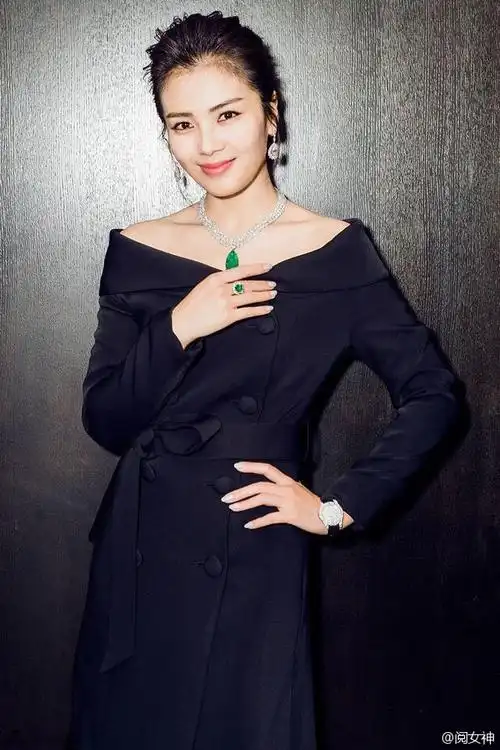 霸气女王刘涛裸肩风衣超女神绿宝石抢镜