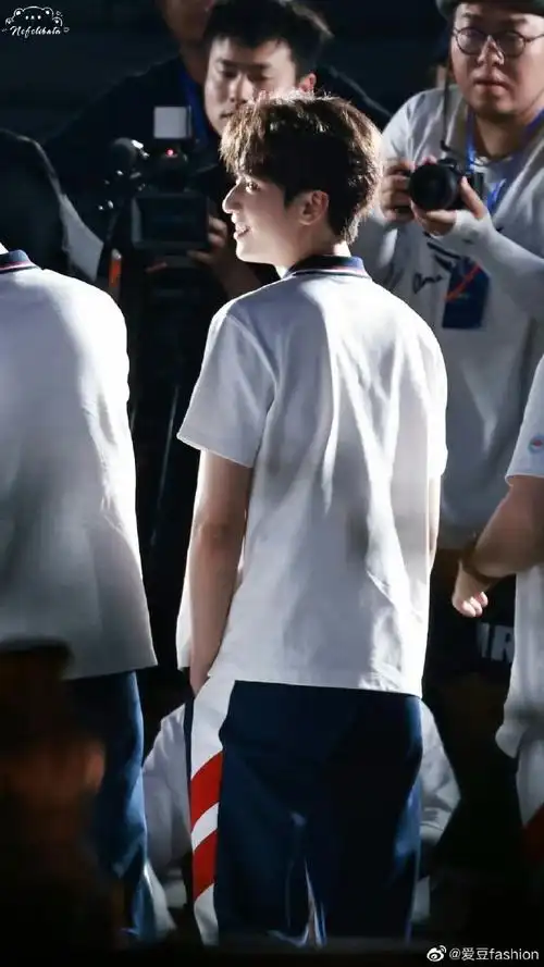严浩翔超话#严浩翔穿校服#严浩翔穿校服真的好帅,连背影都好好看,是我