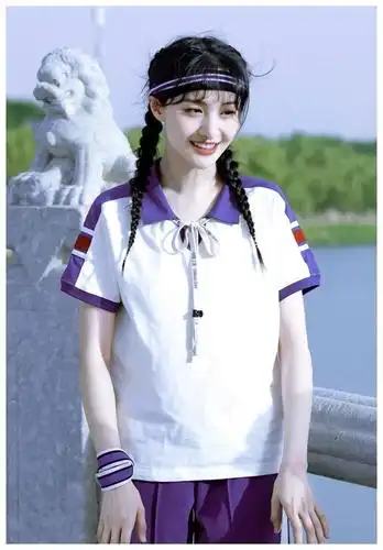 郑爽身穿蓝色复古校服,扎高马尾笑容超温柔,仿佛回到了学生时代