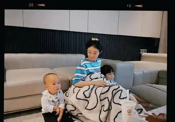 闺蜜晒与赵丽颖合照俩人牵手逛街感情好好看闺蜜孩子眼神有爱