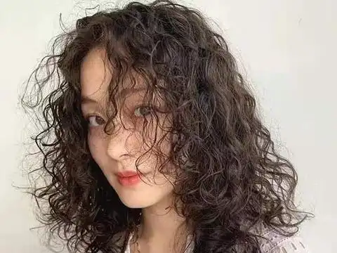 的卷发,年轻人烫简约时尚,中年人烫洋气减龄|发型|烫发|发色_新浪新闻