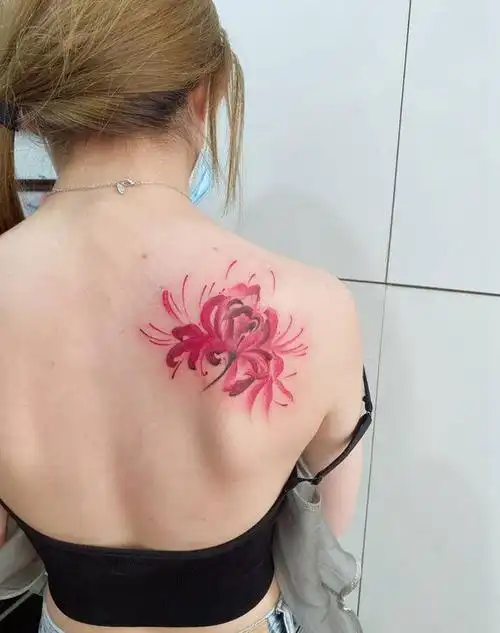 彼岸花纹身图片_肩部水墨纹身图案