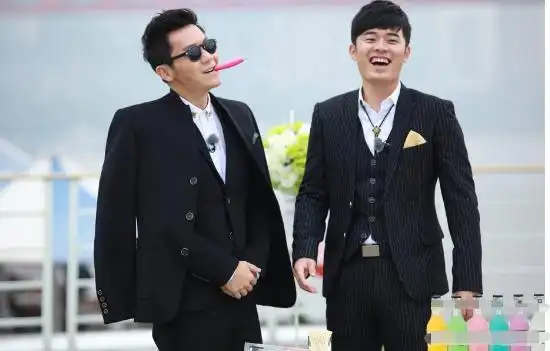 陈赫现身颁奖礼"小胡子,假正经",邓超和江疏影转脸捂嘴笑