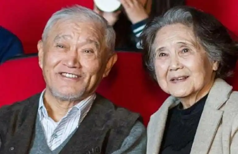 鲁园老师进入娱乐圈比较晚,演技超过一线演员,坚持认真拍戏