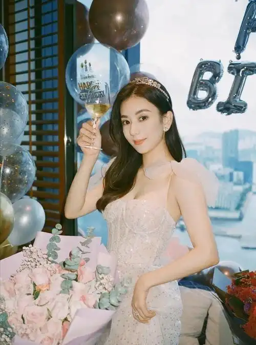 天王嫂方媛穿搭新高度黑色内衣配豹纹外套彰显性感身材