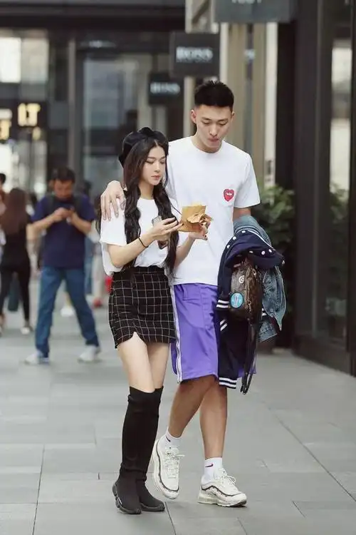 最萌身高差呀,而且两人都长得赏心悦目的,十分般配呢.