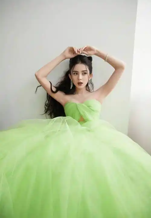 古力娜扎出席活动,一袭绿色抹胸蓬蓬裙,显白又显气质_漂亮_造型_衣服