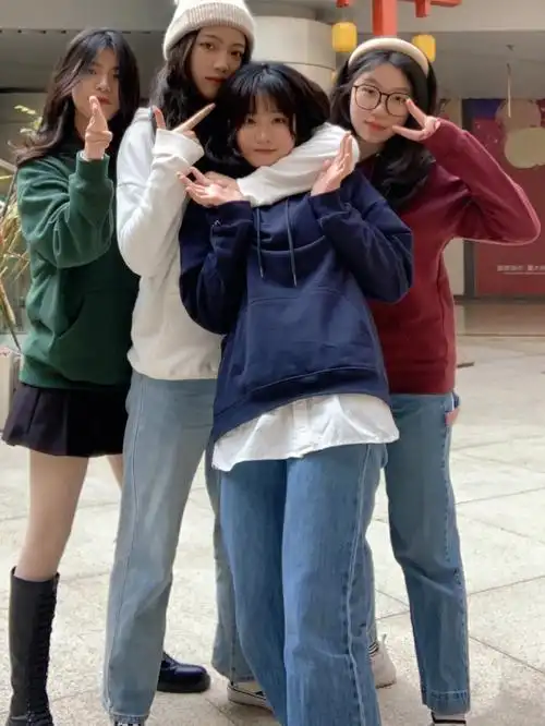 寝室四人姐妹出门游玩拍照姿势