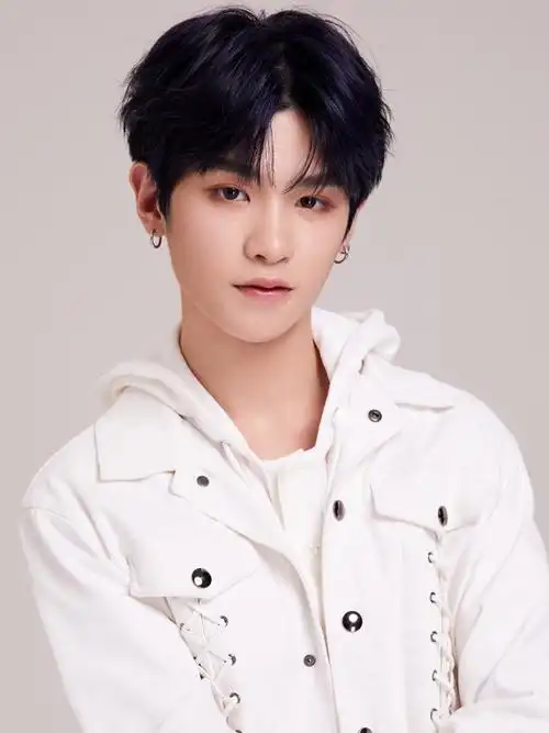 justin黄明昊# 现在的小贾也很帅73