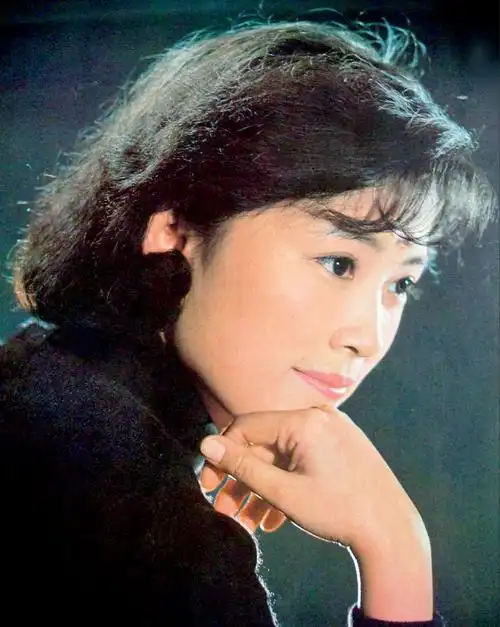 回顾宋春丽:因拍戏不育,与丈夫丁克35年,在当奶奶的年纪当了妈