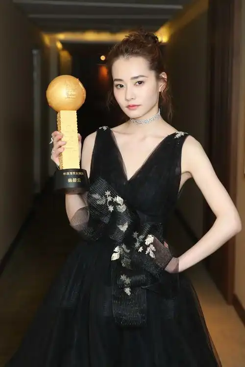 柴碧云性感亮相南方盛典获殊荣不忘初心砥砺前行