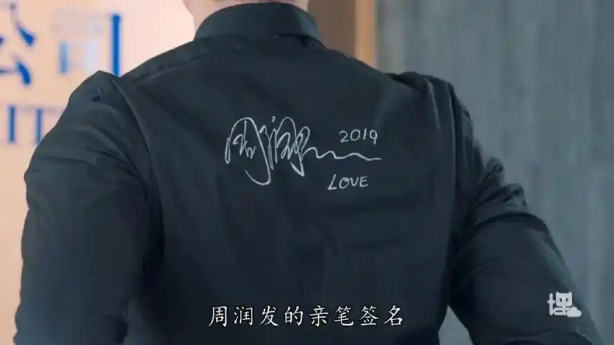 不惜公开动用帮派的力量,只为了在酒店门口要到偶像周润发的签名