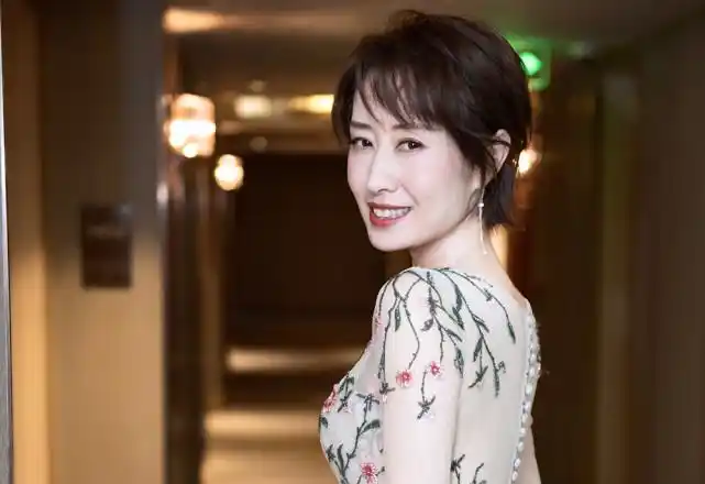 《正青春》刘敏涛继续发挥"红色高跟鞋"表情优势,不惧年龄焦虑