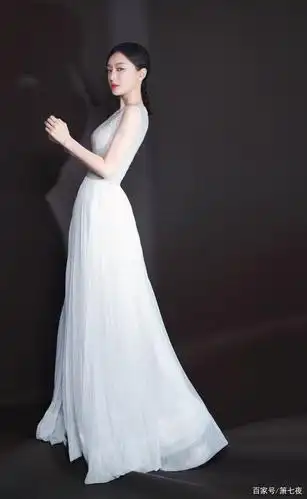 不老女神秦岚,蕾丝礼服,性感迷人