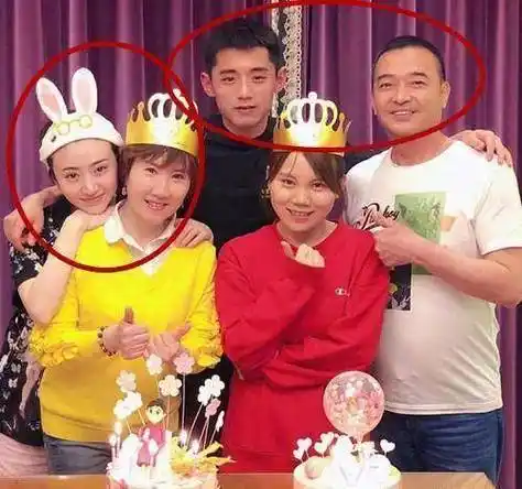 网传张继科与儿子同框画面,深情怀抱显父爱,可惜不是与景甜所生_孩子