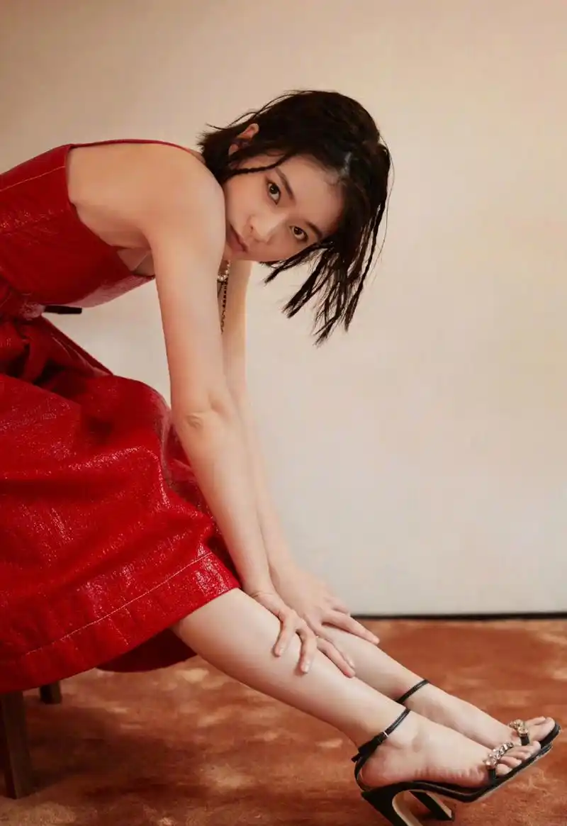 演员张雪迎大方展示美腿玉足,张雪迎雪白的美脚搭配一字带凉鞋真是太