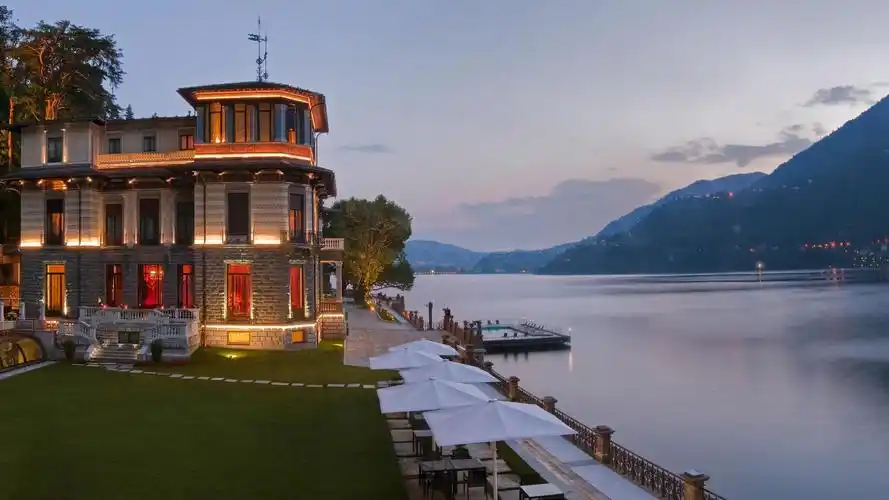 在湖壁纸的别墅1024x600分辨率查看