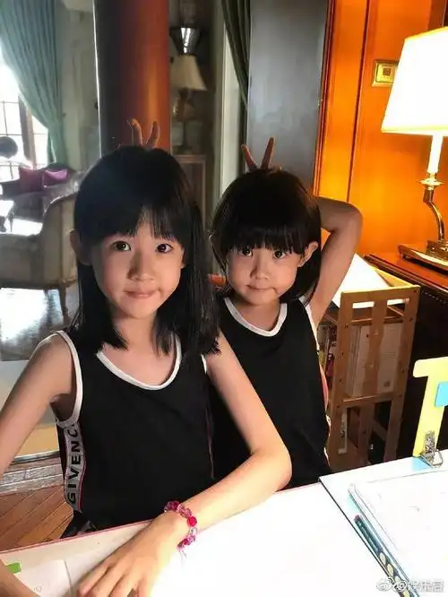 曹格女儿近照曝光,脸越长越小好看到不行,网友:比黄多多还惊艳