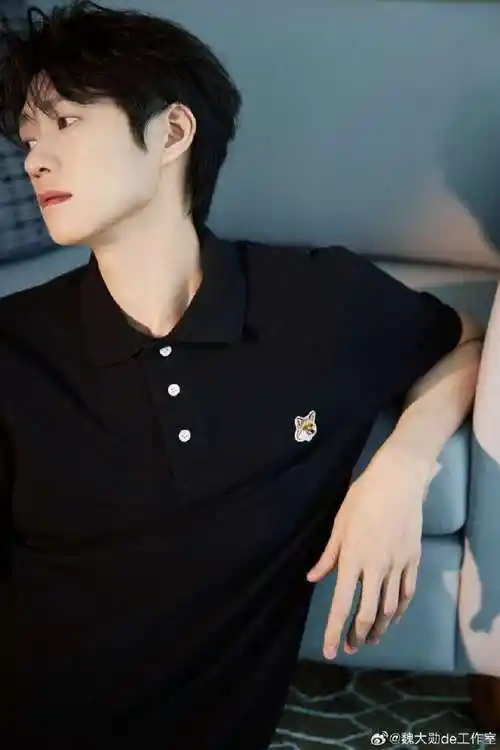 魏大勋超话#魏大勋黑t短裤#魏大勋这组照片帅鼠我啦!