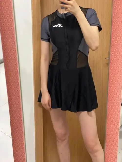 新买的泳衣试穿