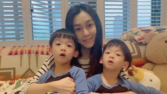 范玮琪的晒娃日常还在持续,双胞胎差别越来越明显身高不一样