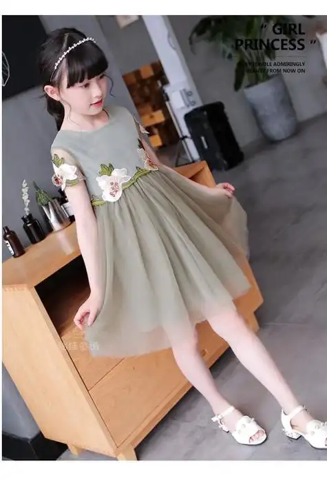 小女孩编扎头发精剪齐刘海发型左右两条龙须刘海,闪烁出孩子的美度