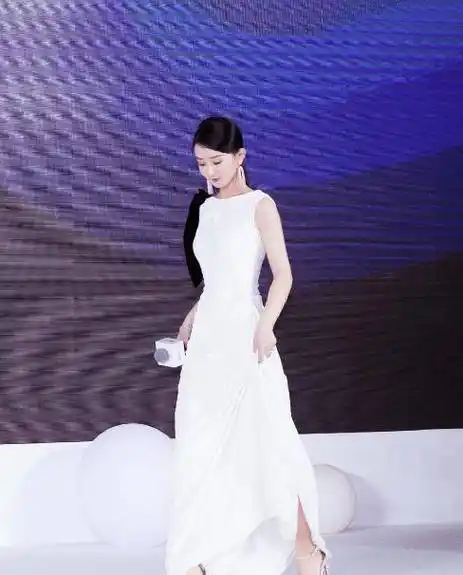 原创赵丽颖产子后长变筋肉腿穿短裤被偶遇未p图太真实了