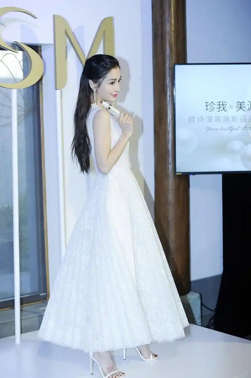 杨颖身着一袭白色礼服,仿佛仙子降临人间.