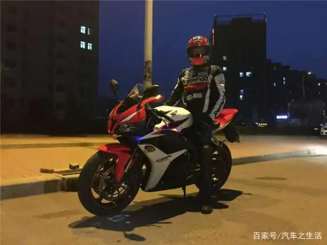 男子夜间骑无牌摩托车高速狂奔,碰上路边灯柱后却再也没起来!