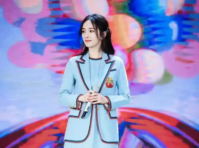 穿学生装扎半马尾卖萌灵动俏皮, 身材好到没话说|v领|披肩发|减龄