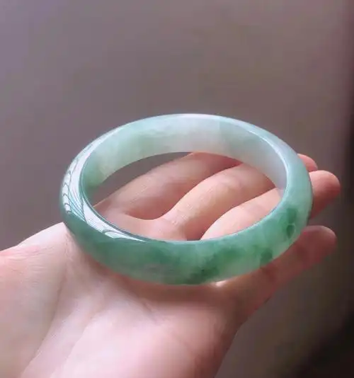 带绿大圈口翡翠珠宝玉镯